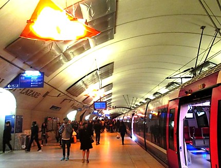 Quai de la station Saint Lazare ligne Rer E