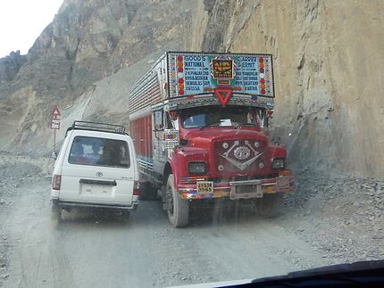 Croisement difficile sur piste au Ladakh