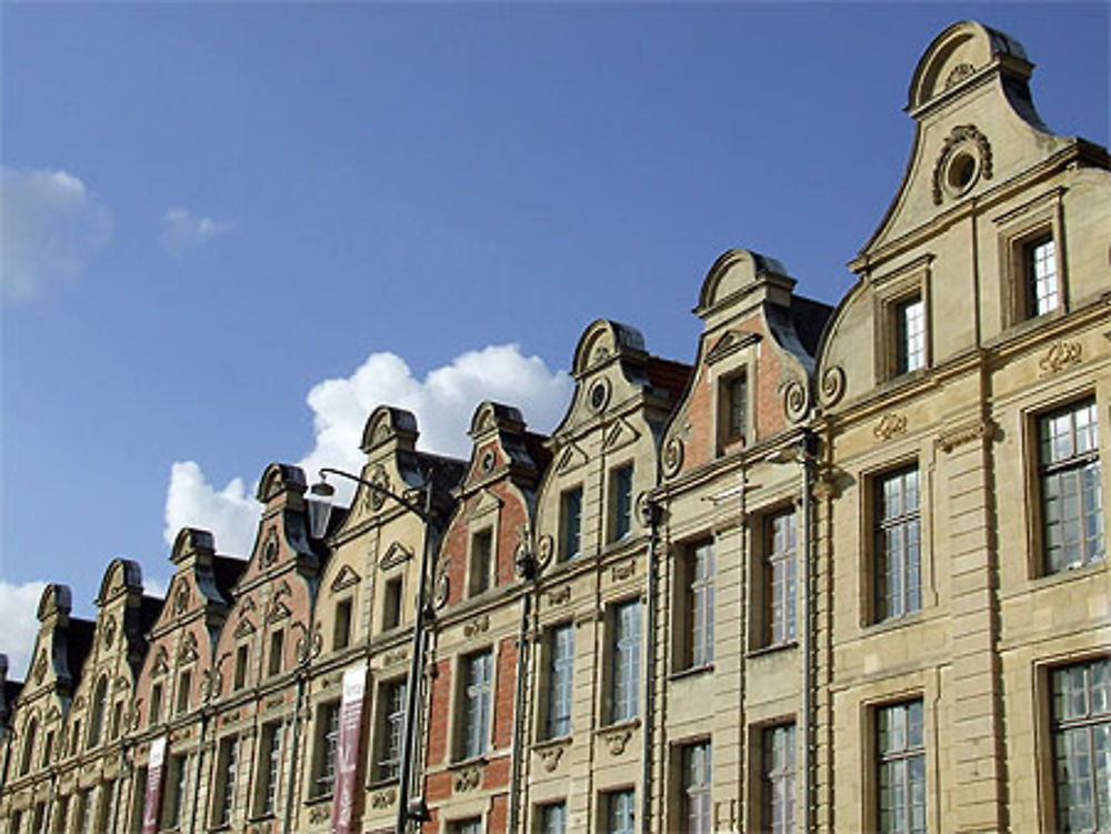 Les façades de la place des Héros