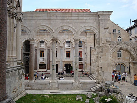 Au coeur du palais de Dioclétien Au coeur du palais de Dioclétien