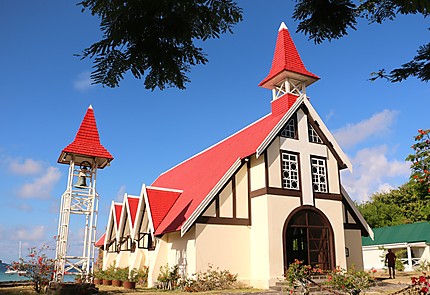Eglise au toit rouge