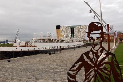 Statue de Charlie Chaplin et le musée du Titanic