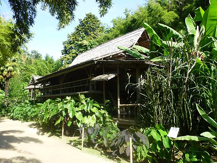 Maison laotienne reconstituée dans les Cévennes