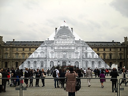 On a volé la pyramide du Louvre ???