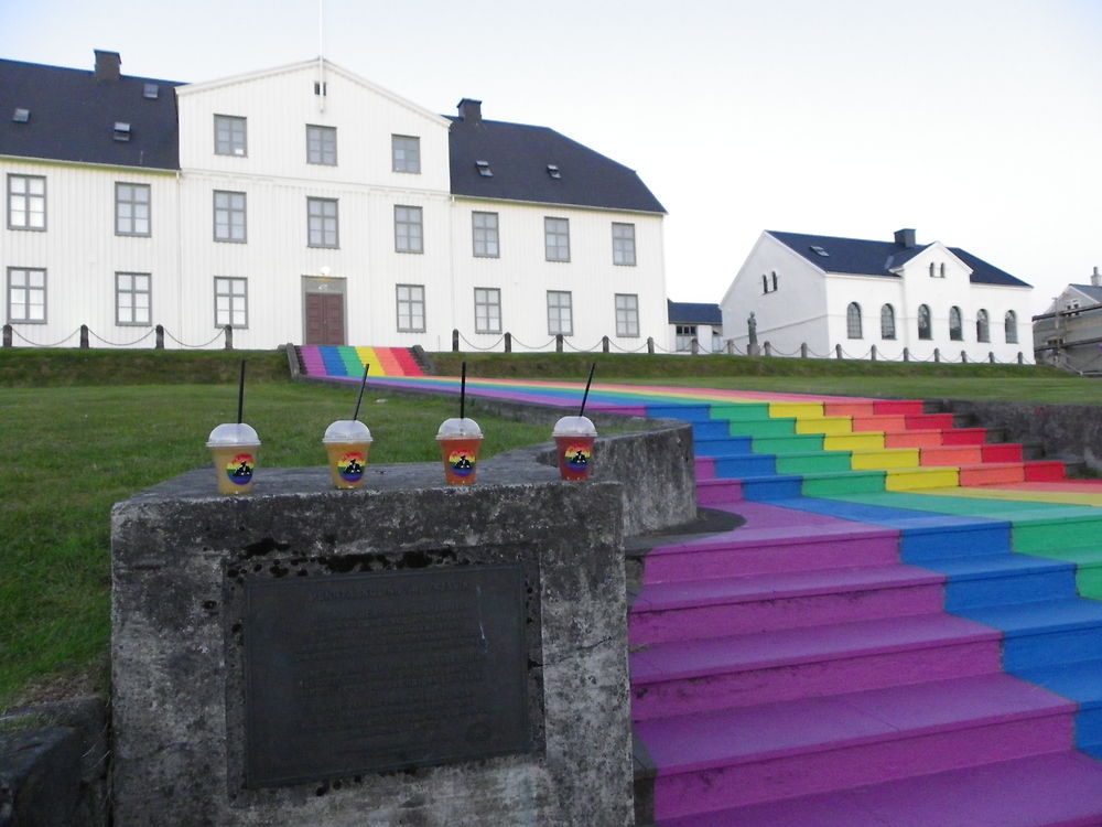 Bières colorées devant la maison du gouvernement