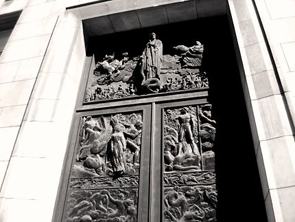 La porte en bronze de la Faculté de Médecine