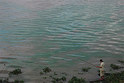 Pêcheur au bord du Mekong