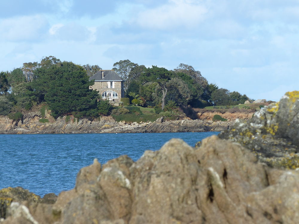 Petite maison dans les rochers 