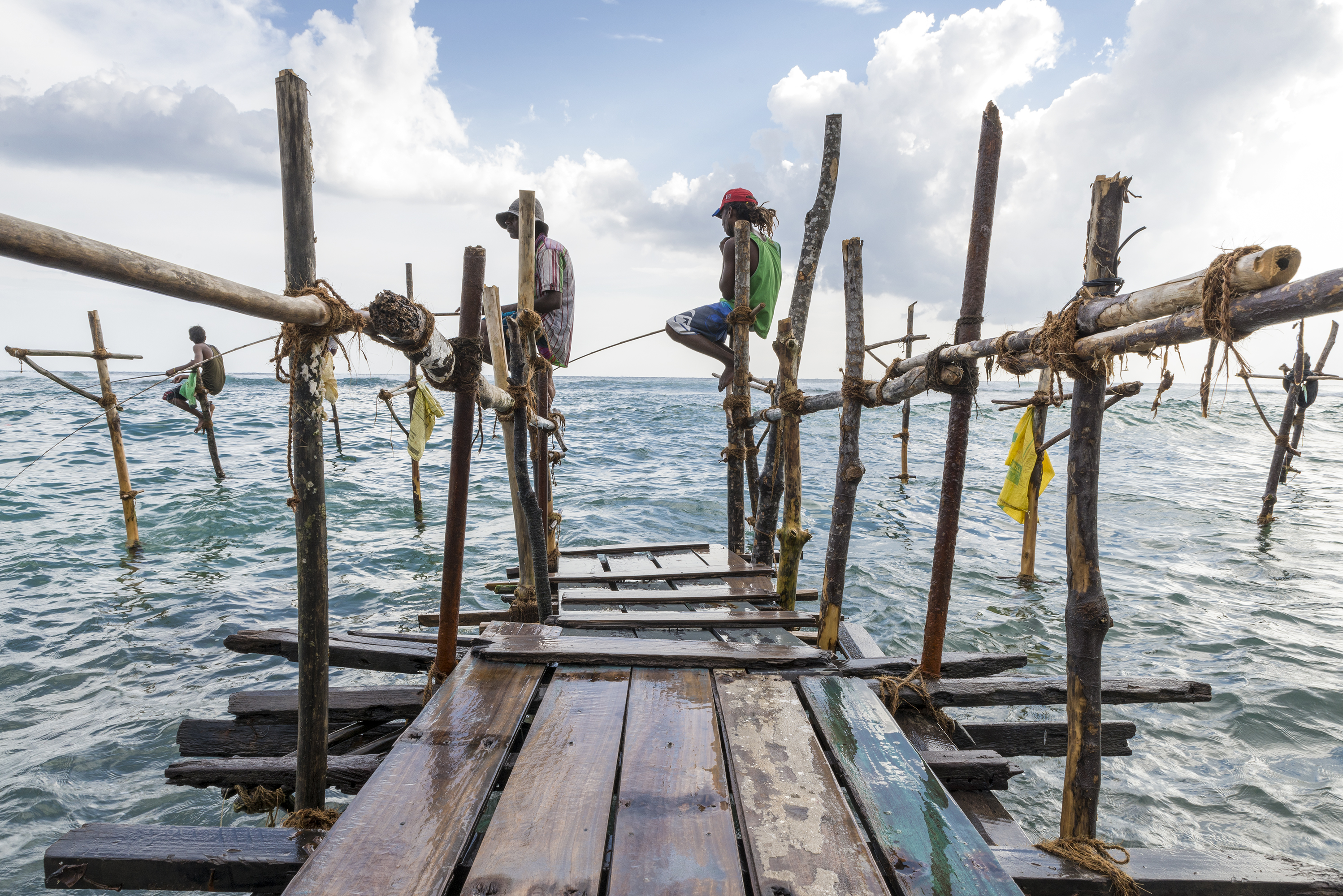 Les pêcheurs sur bâtons Les pêcheurs sur bâtons