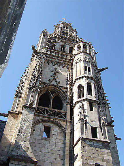 Une tour de la cathédrale de Tours