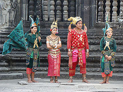 Danseur et danseuses classiques cambodgiens à Angkor Vat