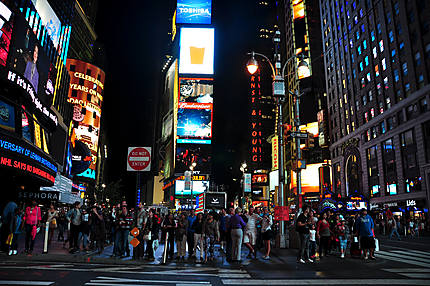 La nuit et la vie commencent sur Times Square 