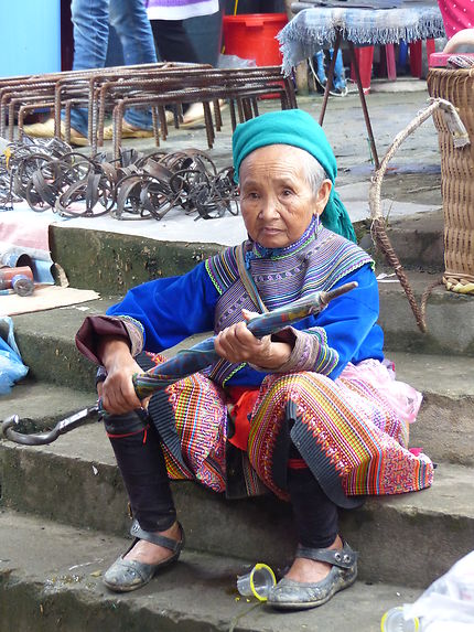 Vieille femme au marché de Bắc Hà