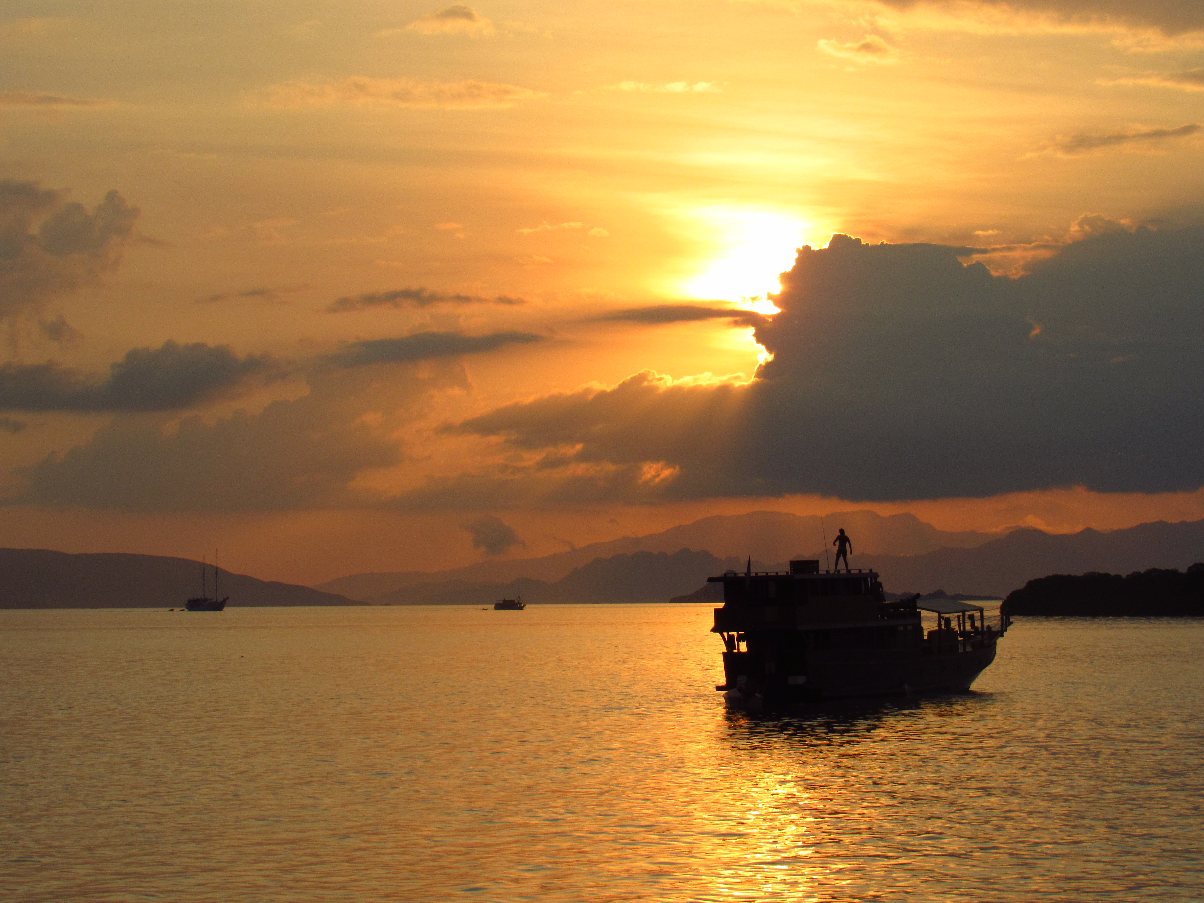 Coucher de soleil sur l'archipel de Komodo Coucher de soleil sur l'archipel de Komodo