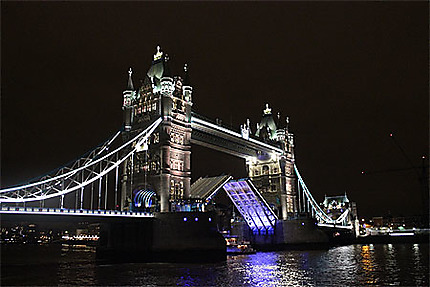 Le Tower Bridge ouvert