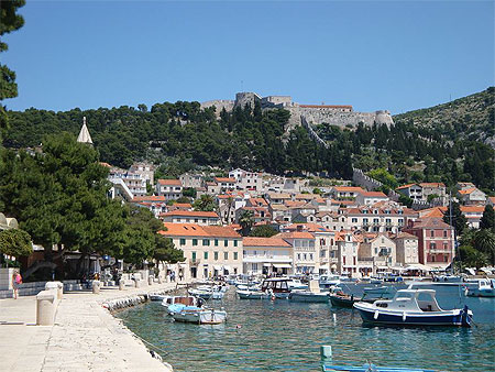 La forteresse espagnole en surplomb de la ville de Hvar La forteresse espagnole en surplomb de la ville de Hvar
