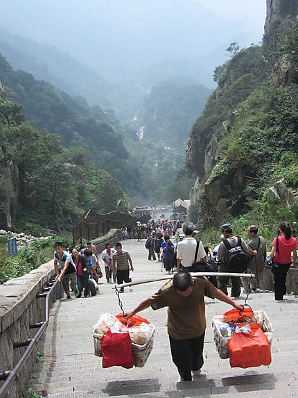 Porteur dans la montée du Tai Shan
