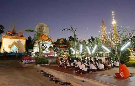Prière du soir au Wat Chong Klan, Thaïlande