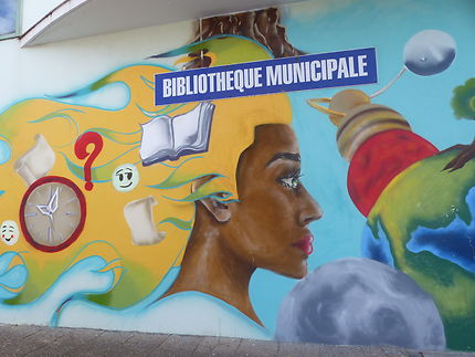 Street art sur le mur de la bibliothèque du Moule