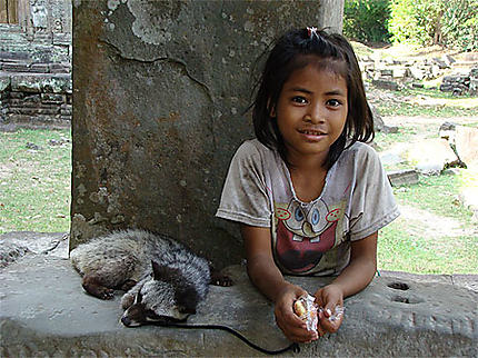 Jeune cambodgienne à Angkor