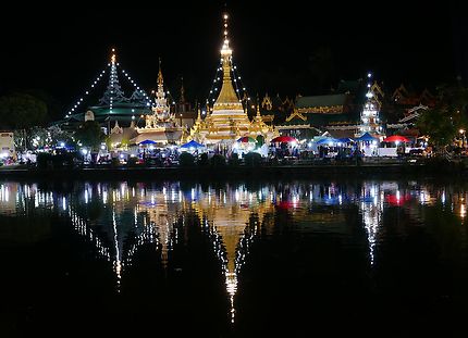 Wat Chong Klan se réfléchit sur le lac