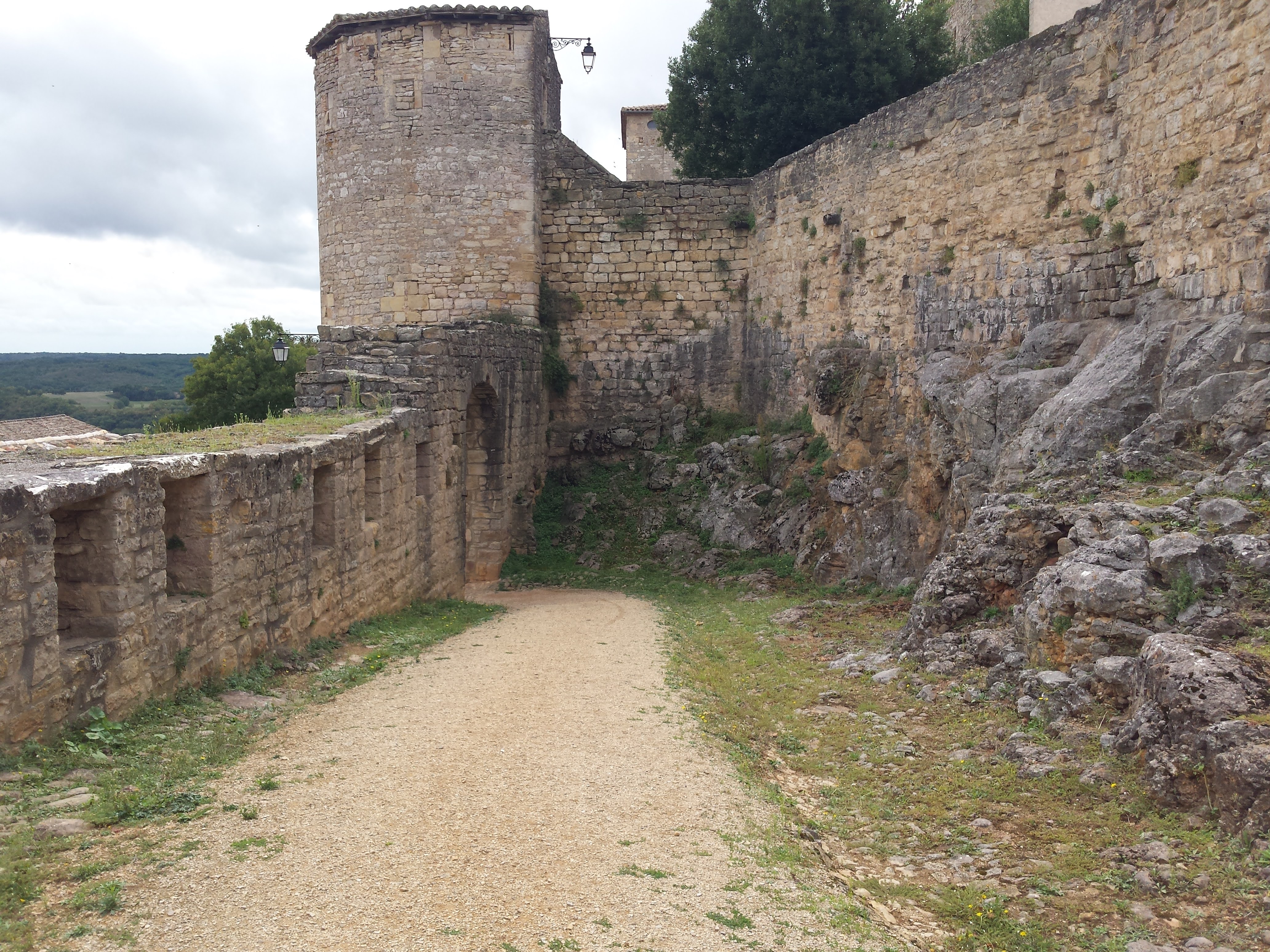Chemin sur les remparts de Puycelsi Chemin sur les remparts de Puycelsi