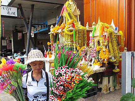 Vendeuse de fleurs à Pattaya