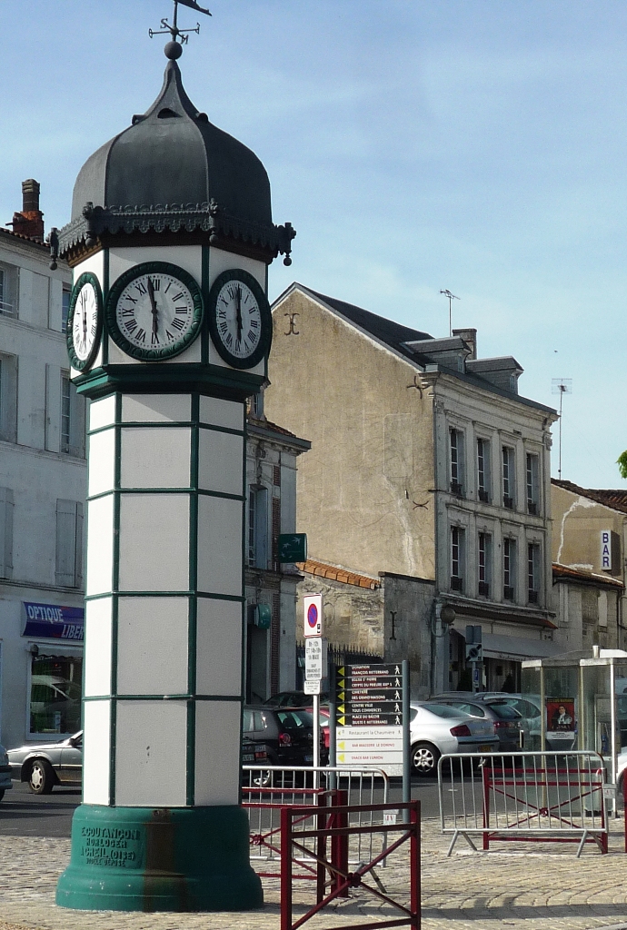 Place du centre-ville de Jarnac Place du centre-ville de Jarnac
