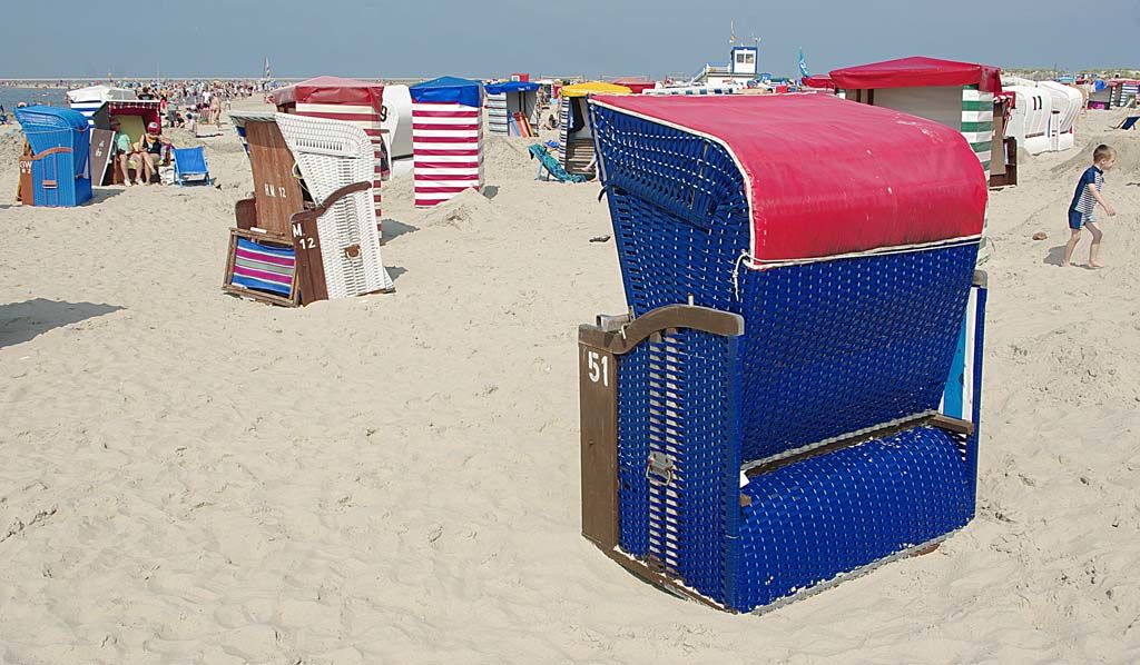 Des fauteuils de plage en osier