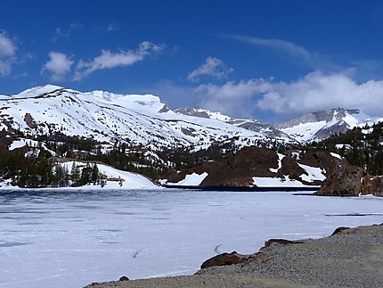 Lac gelé au niveau de Tioga Pass