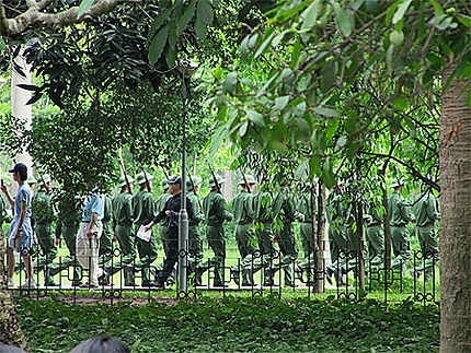 Répétition de marche militaire à proximité de la Pagode à pilier unique à Hanoï