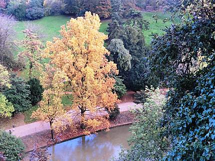 Vue du parc des buttes Chaumont l'automne