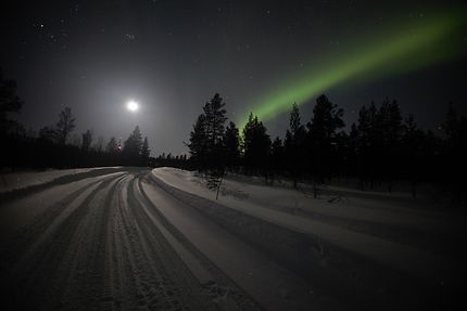 Aurore boréale en Laponie et Lune