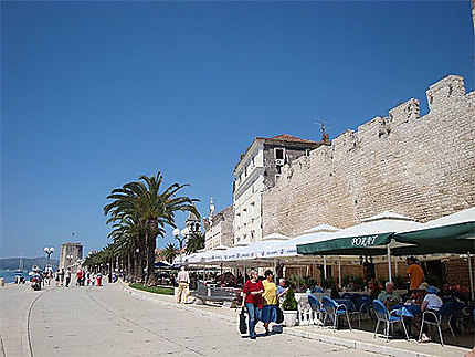 Trogir, promenade en bord de mer autour de la cité médiévale