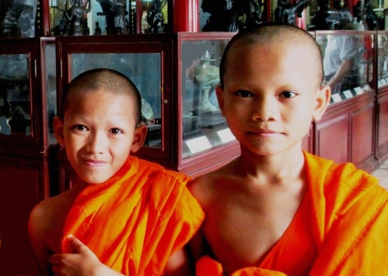 Jeunes moines au musée temple Viharn Sien