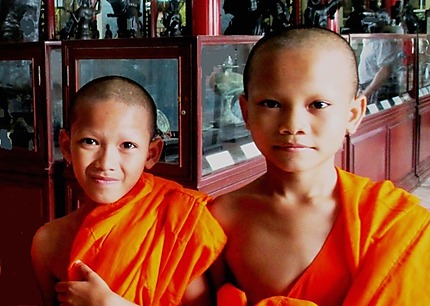 Jeunes moines au musée temple Viharn Sien