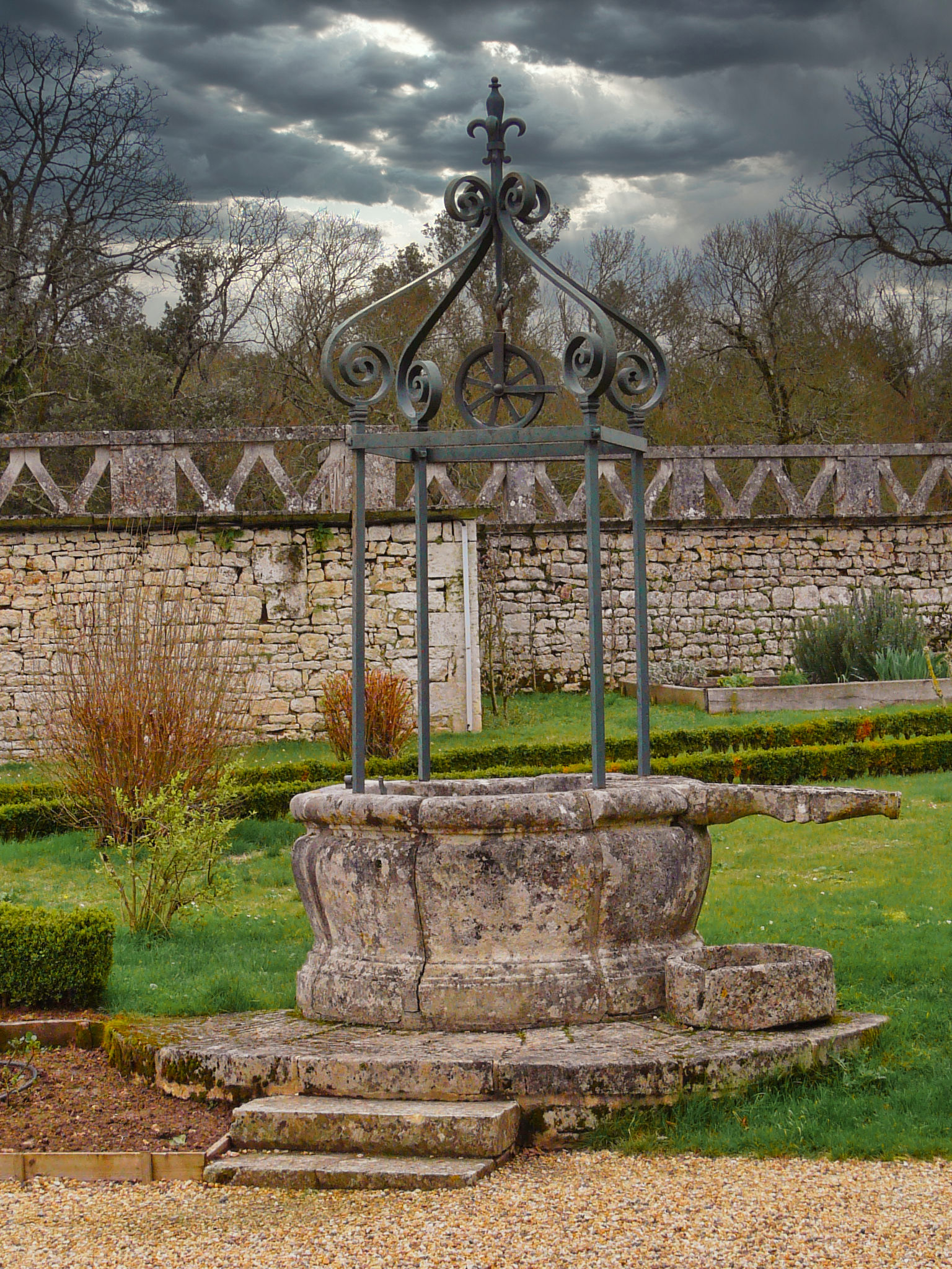 Puit dans les jardins château de la Roche Courbon 