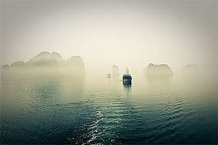 Baie d'Halong sous la brume