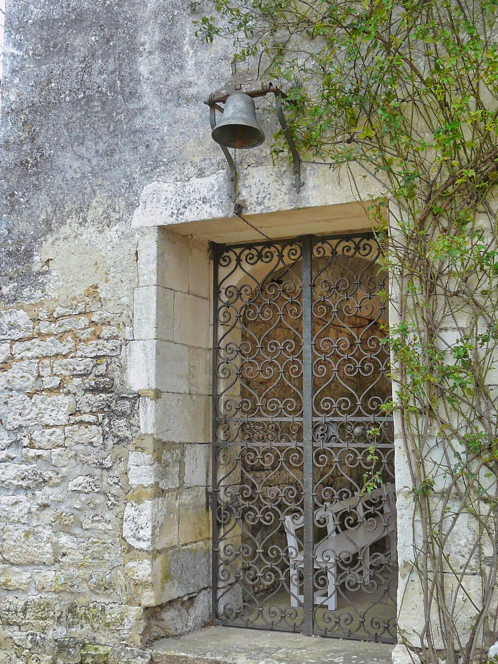 Une porte en fer forgé