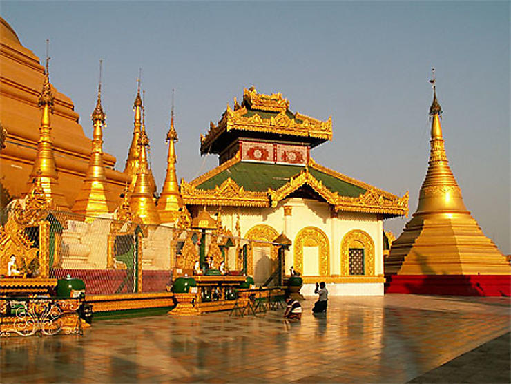 « À Moulmein, près de la vieille pagode... »