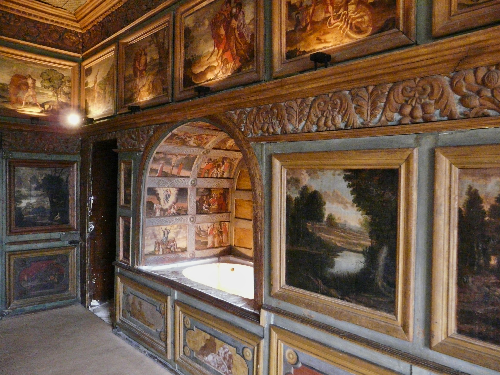 L'intérieur du château de La Roche Courbon L'intérieur du château de La Roche Courbon