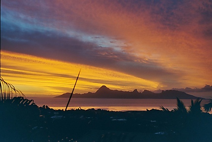 Coucher de soleil sur Moorea, vu de Tahiti