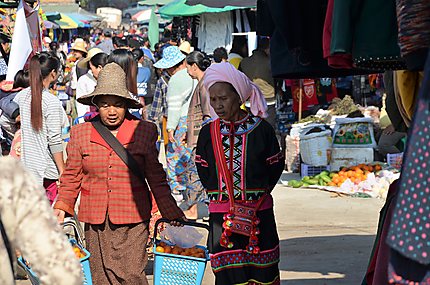 Femme Lalu au marché de Kengtung 