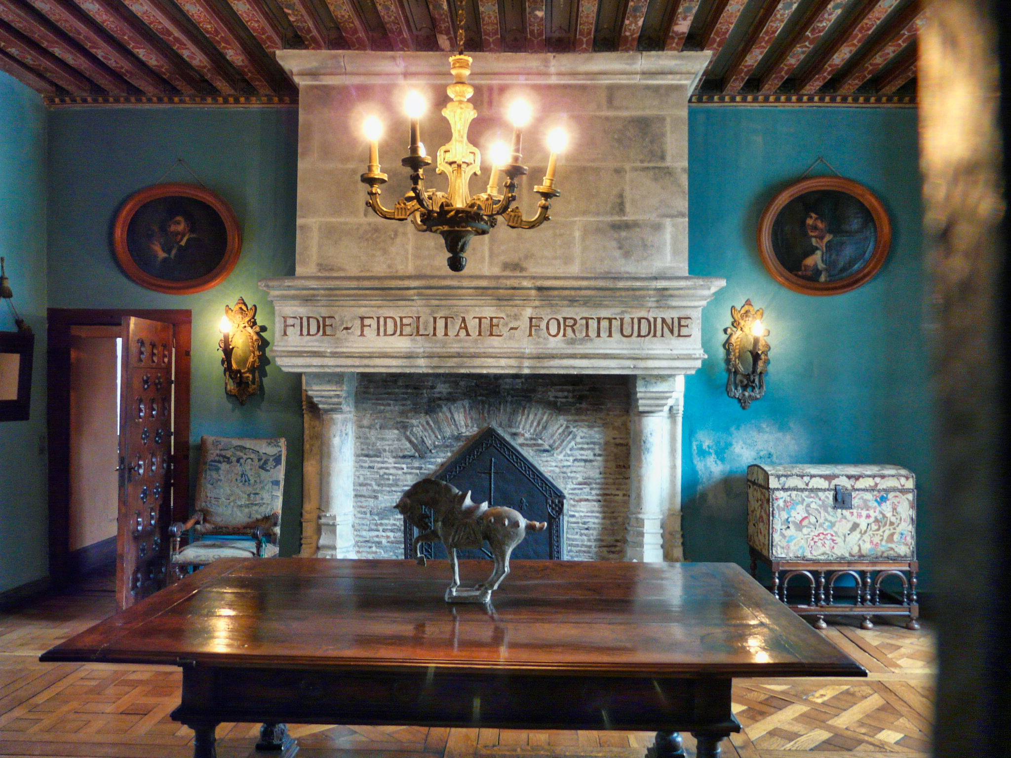 Une des salles à manger château La Roche Courbon