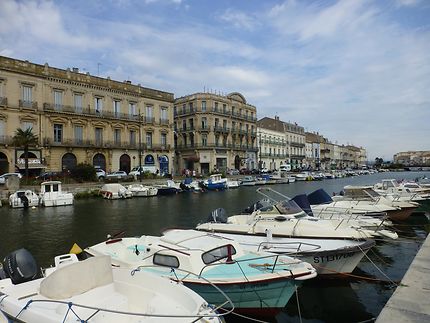 Alignement de bateaux à Sète