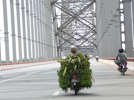 Transport de bananes sur le pont à Mandalay