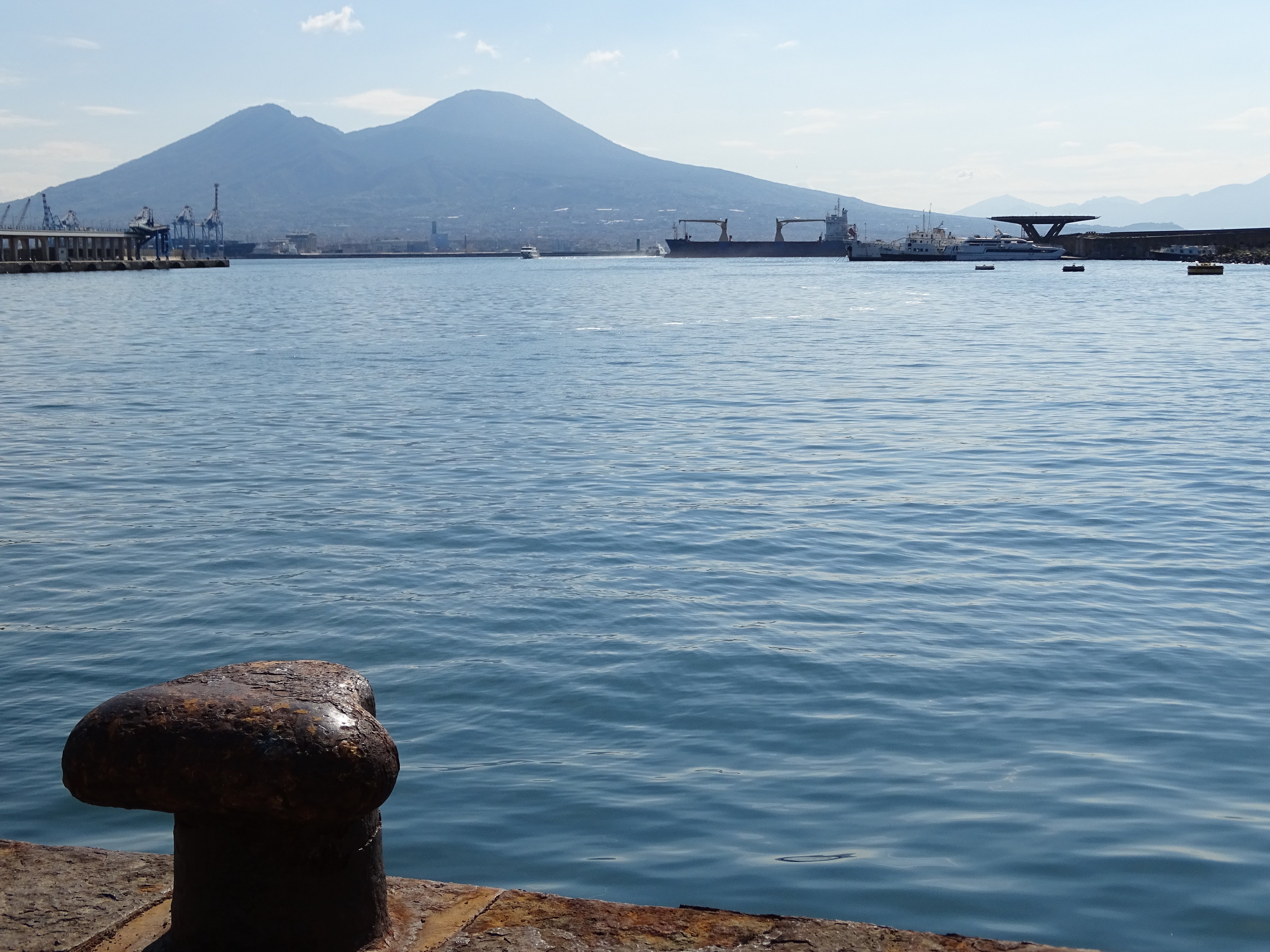Vue sur la baie de Naples et le Vésuve Vue sur la baie de Naples et le Vésuve