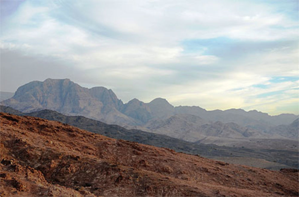 La nuit tombe sur les monts entourant Feynan