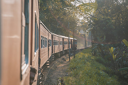 Train à l'ancienne entre Colombo et Kandy