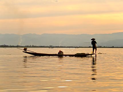 Pêcheur Intha sur le lac Inle